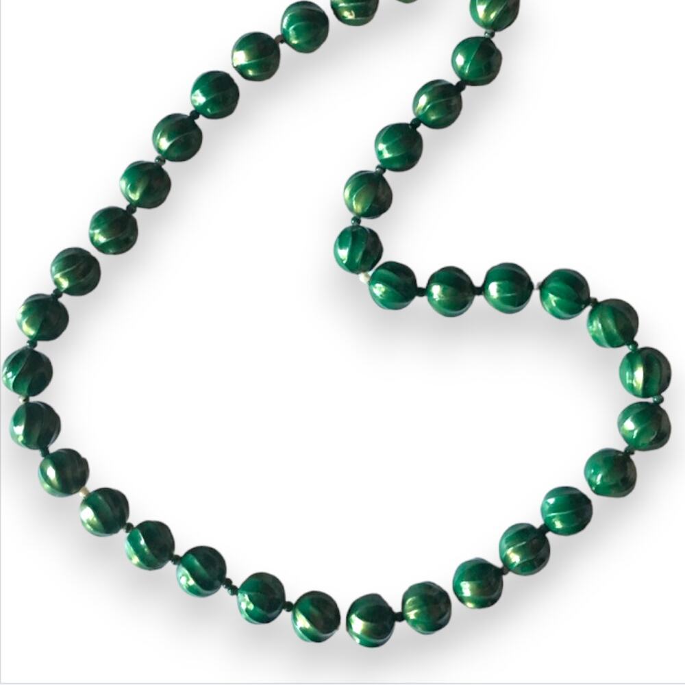 80s feel bold green textured plastic beaded necklace
